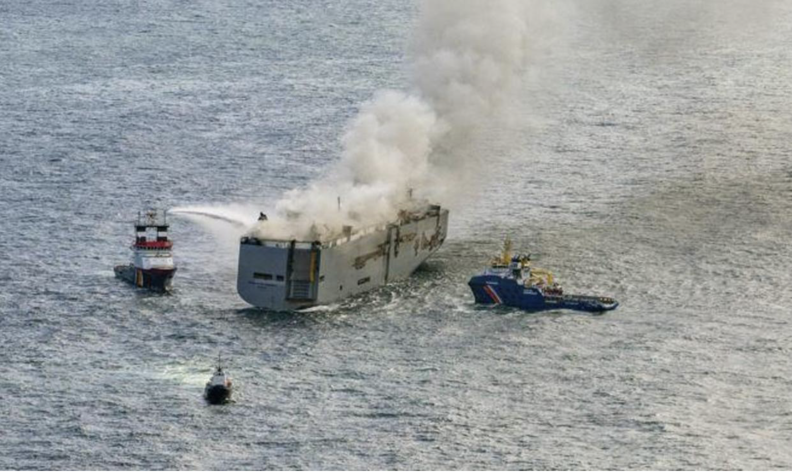 Et fragtskib i brand på havet.